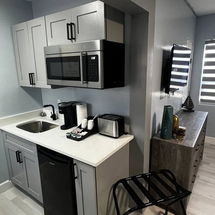 Kitchenette with full appliances and counter seating