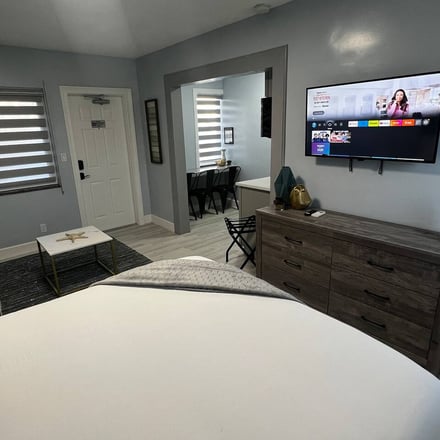 Suite with Smart TV, sofa and dining area