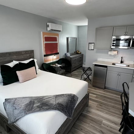 Suite with queen bed and kitchenette