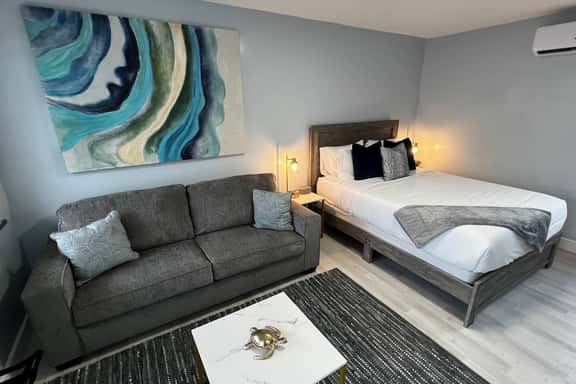 Super thick and comfy queen mattress, and a queen size sofa bed. There are 4 sleeping pillows, 2 soft and 2 firm.