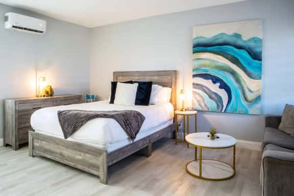 Oceano Suites - Deluxe Queen Room - Image 1