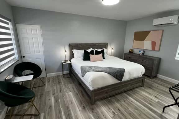 Stylish Boutique Hotel - King Suite - Oceano Suites - Image 1