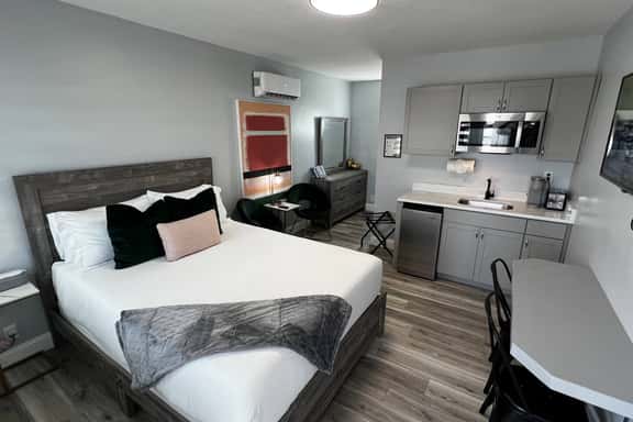 Stylish Boutique Hotel - Queen suite - Oceano Suites - Image 1