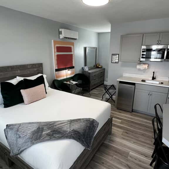Stylish Boutique Hotel - Queen suite - Oceano Suites - Image 1