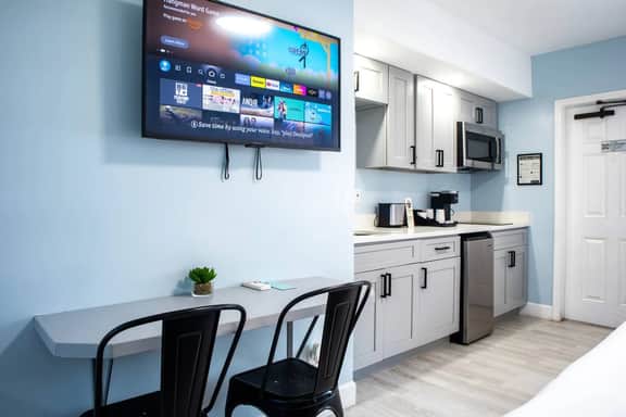 Cozy Beachside Boutique Hotel King Suite kitchen - Image 5